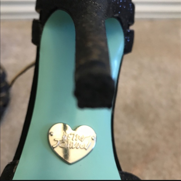 Shoes - Picture 2 of 4